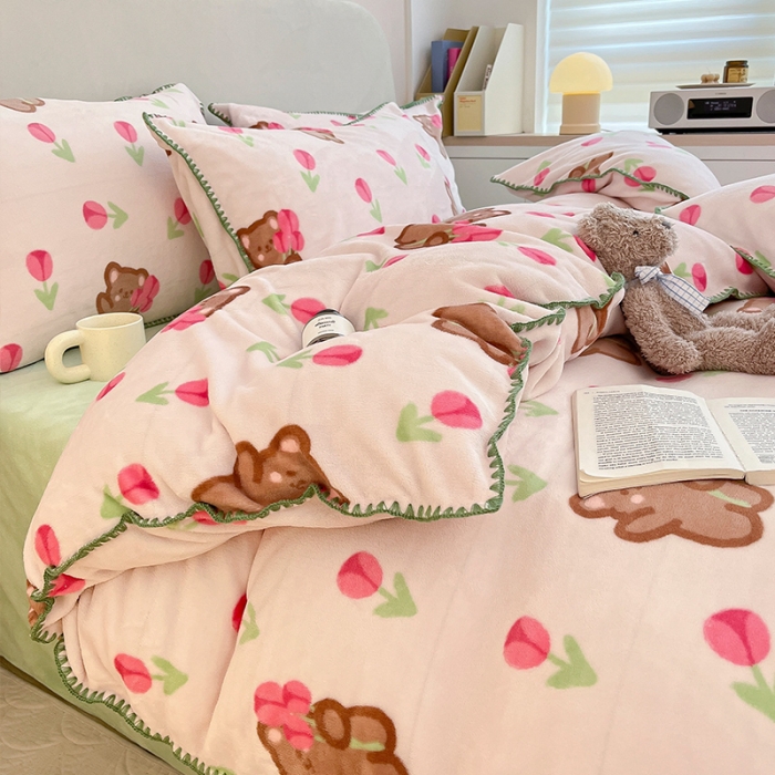 91家纺网 家纺一手货源 找家纺 安哆啦 新款贝壳边工艺牛奶绒珊瑚绒四件套单被套 花朵熊熊