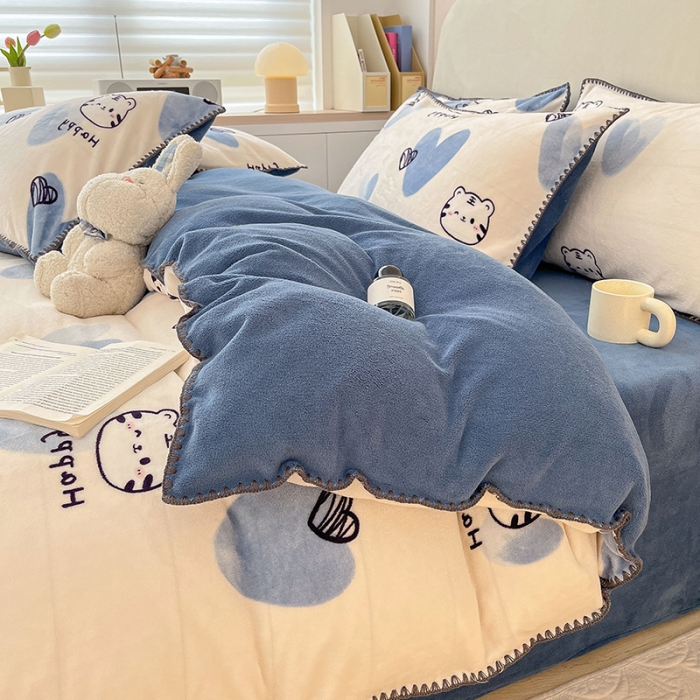 91家纺网 家纺一手货源 找家纺 安哆啦 新款贝壳边工艺牛奶绒珊瑚绒四件套单被套 蓝色爱心虎