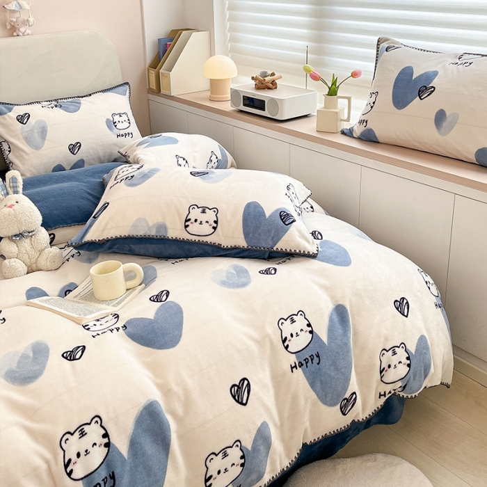 91家纺网 家纺一手货源 找家纺 安哆啦 新款贝壳边工艺牛奶绒珊瑚绒四件套单被套 蓝色爱心虎