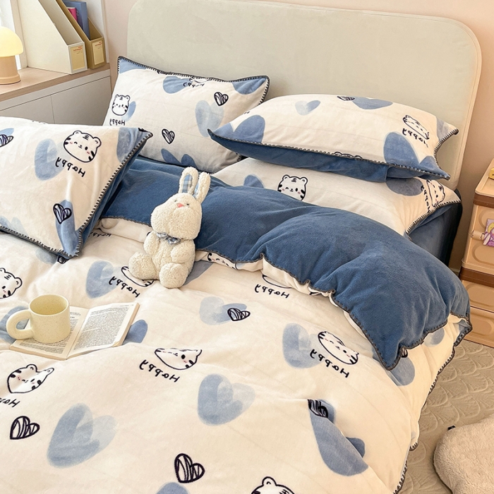 91家纺网 家纺一手货源 找家纺 安哆啦 新款贝壳边工艺牛奶绒珊瑚绒四件套单被套 蓝色爱心虎