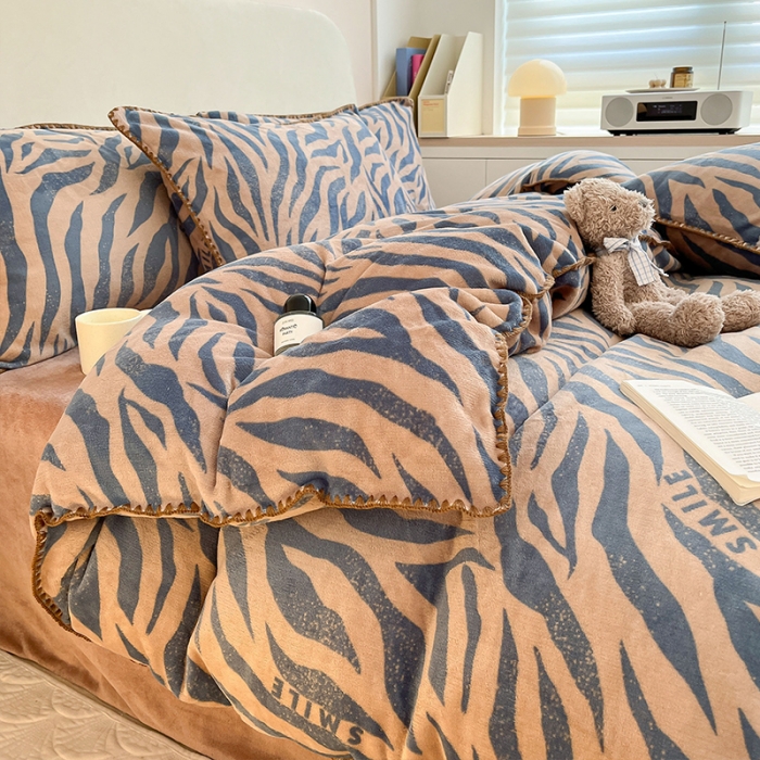 91家纺网 家纺一手货源 找家纺 安哆啦 新款贝壳边工艺牛奶绒珊瑚绒四件套单被套 老虎纹