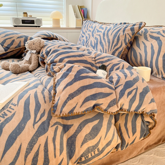 91家纺网 家纺一手货源 找家纺 安哆啦 新款贝壳边工艺牛奶绒珊瑚绒四件套单被套 老虎纹