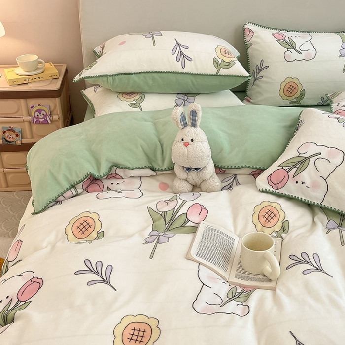 91家纺网 家纺一手货源 找家纺 安哆啦 新款贝壳边工艺牛奶绒珊瑚绒四件套单被套 捧花小熊