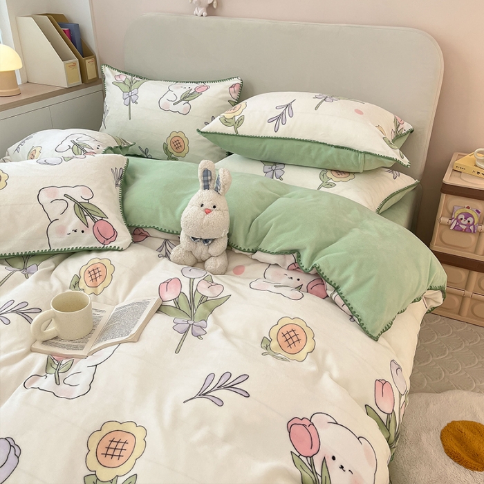 91家纺网 家纺一手货源 找家纺 安哆啦 新款贝壳边工艺牛奶绒珊瑚绒四件套单被套 捧花小熊