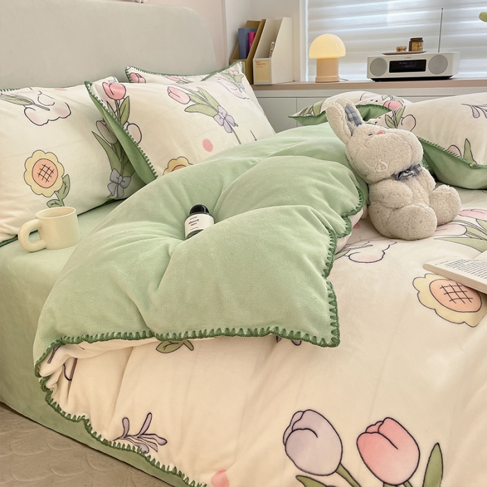 91家纺网 家纺一手货源 找家纺 安哆啦 新款贝壳边工艺牛奶绒珊瑚绒四件套单被套 捧花小熊