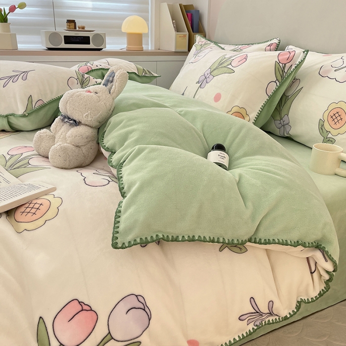 91家纺网 家纺一手货源 找家纺 安哆啦 新款贝壳边工艺牛奶绒珊瑚绒四件套单被套 捧花小熊