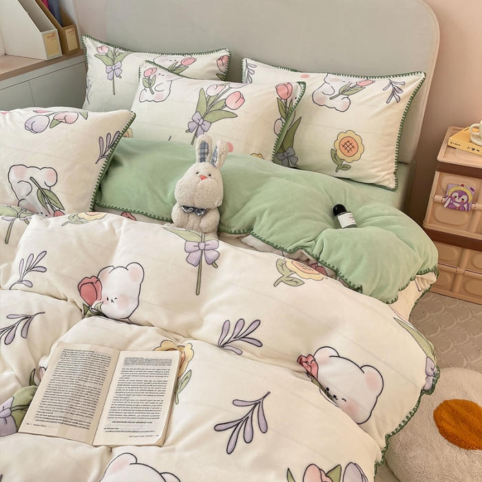 91家纺网 家纺一手货源 找家纺 安哆啦 新款贝壳边工艺牛奶绒珊瑚绒四件套单被套 捧花小熊