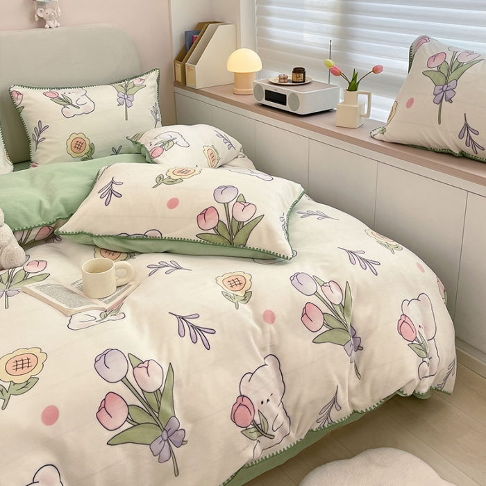 91家纺网 家纺一手货源 找家纺 安哆啦 新款贝壳边工艺牛奶绒珊瑚绒四件套单被套 捧花小熊