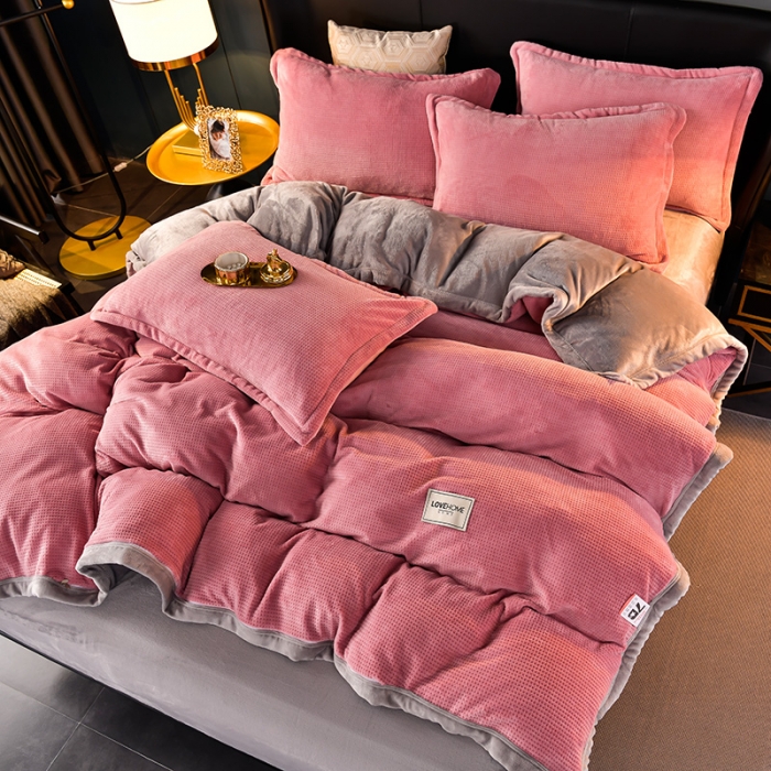 91家纺网 家纺一手货源 找家纺 小牛席业 2022新款雕花牛奶绒四件套 华夫格牛奶绒（粉色）