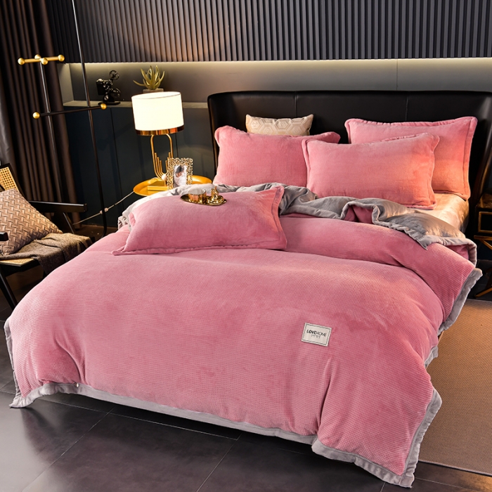 91家纺网 家纺一手货源 找家纺 小牛席业 2022新款雕花牛奶绒四件套 华夫格牛奶绒（粉色）