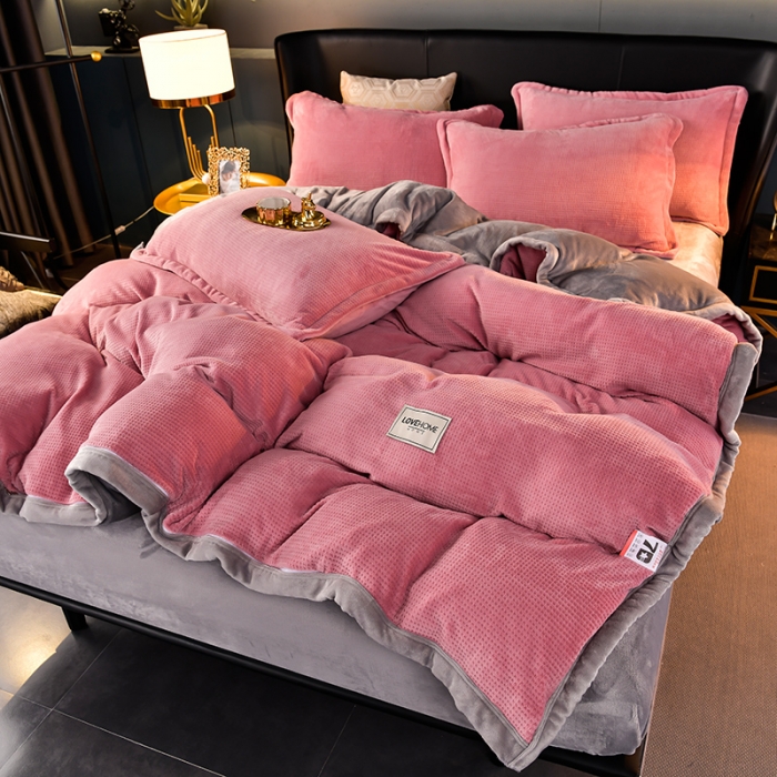 91家纺网 家纺一手货源 找家纺 小牛席业 2022新款雕花牛奶绒四件套 华夫格牛奶绒（粉色）