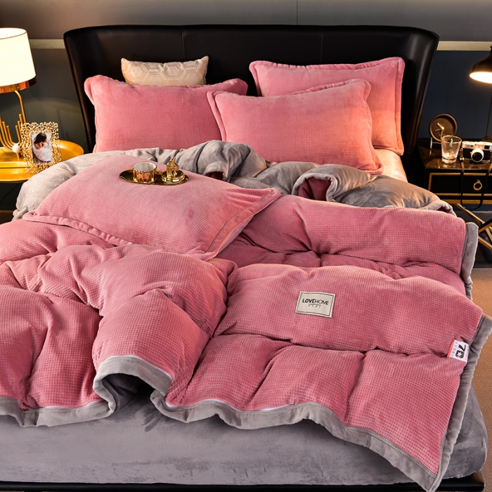 91家纺网 家纺一手货源 找家纺 小牛席业 2022新款雕花牛奶绒四件套 华夫格牛奶绒（粉色）