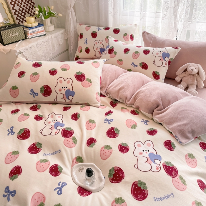 91家纺网 家纺一手货源 找家纺 HL原创 2022新款牛奶绒印花基础款 草莓熊