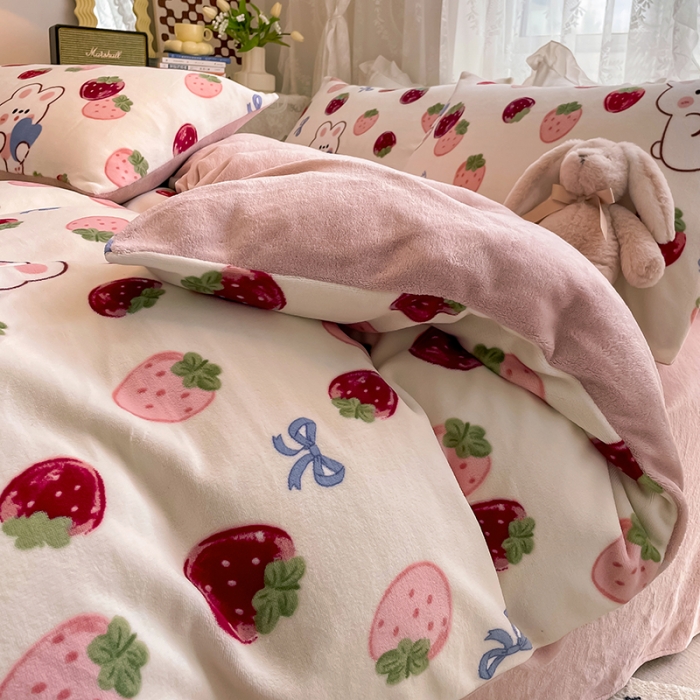 91家纺网 家纺一手货源 找家纺 HL原创 2022新款牛奶绒印花基础款 草莓熊