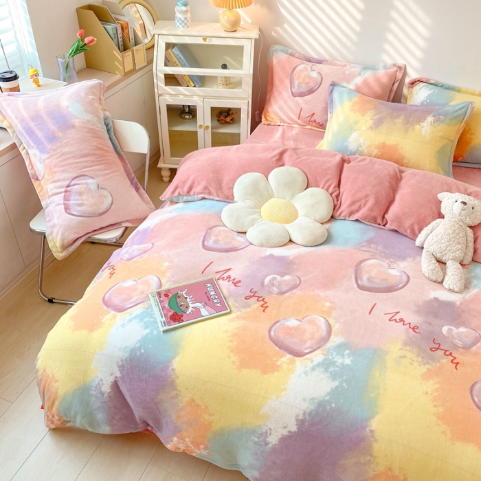 91家纺网 家纺一手货源 找家纺 木堇 2022秋冬款高克重甜美系列印花牛奶绒四件套 爱心泡泡