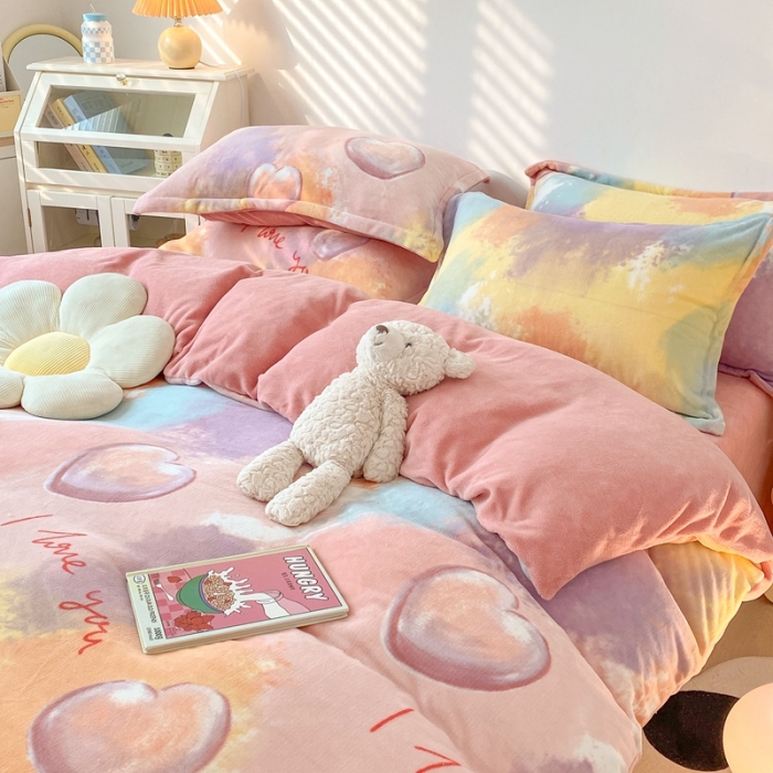 91家纺网 家纺一手货源 找家纺 木堇 2022秋冬款高克重甜美系列印花牛奶绒四件套 爱心泡泡