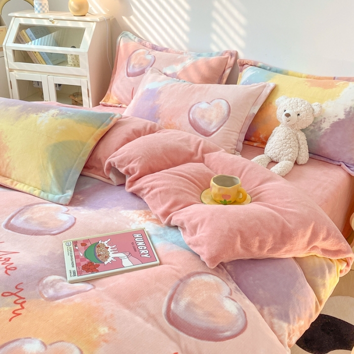 91家纺网 家纺一手货源 找家纺 木堇 2022秋冬款高克重甜美系列印花牛奶绒四件套 爱心泡泡