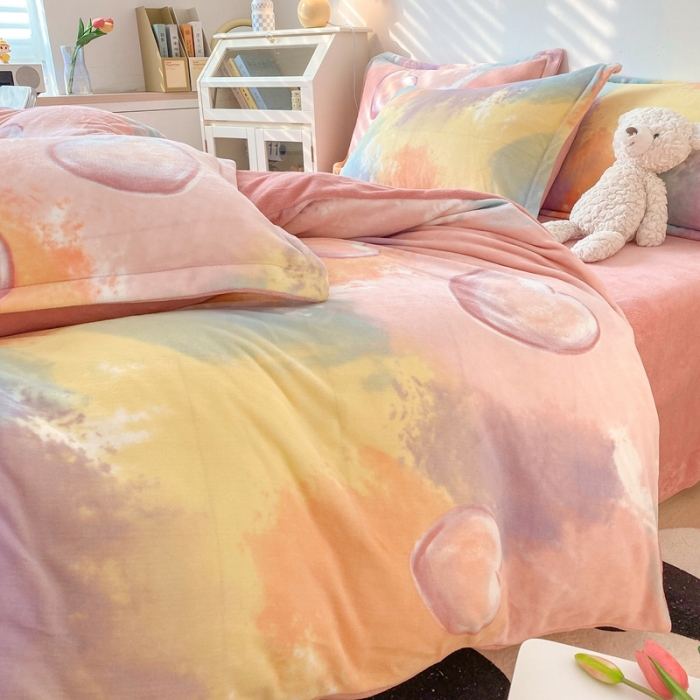 91家纺网 家纺一手货源 找家纺 木堇 2022秋冬款高克重甜美系列印花牛奶绒四件套 爱心泡泡