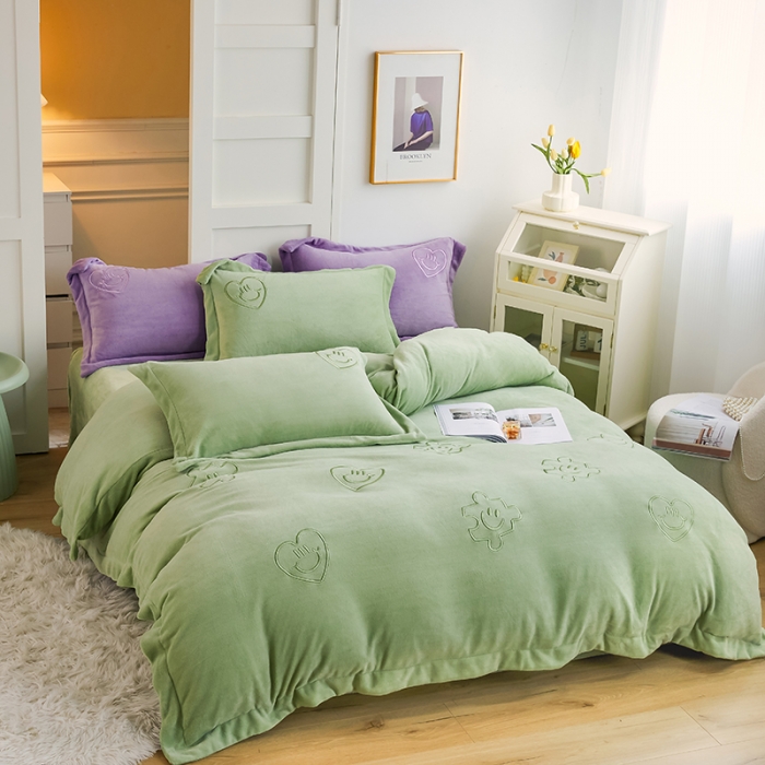 91家纺网 家纺一手货源 找家纺 凡客家居 2022新款牛奶绒立体绣花四件套 星际潮牌-果绿