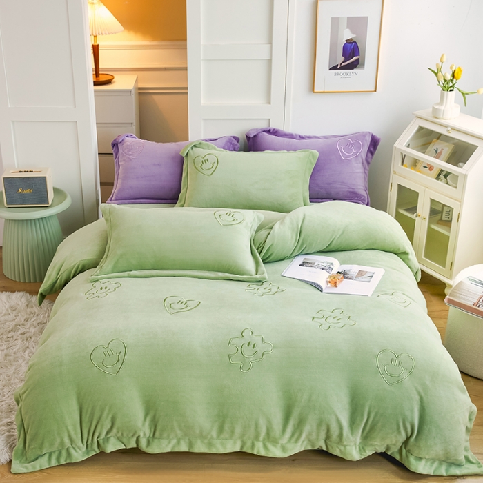 91家纺网 家纺一手货源 找家纺 凡客家居 2022新款牛奶绒立体绣花四件套 星际潮牌-果绿