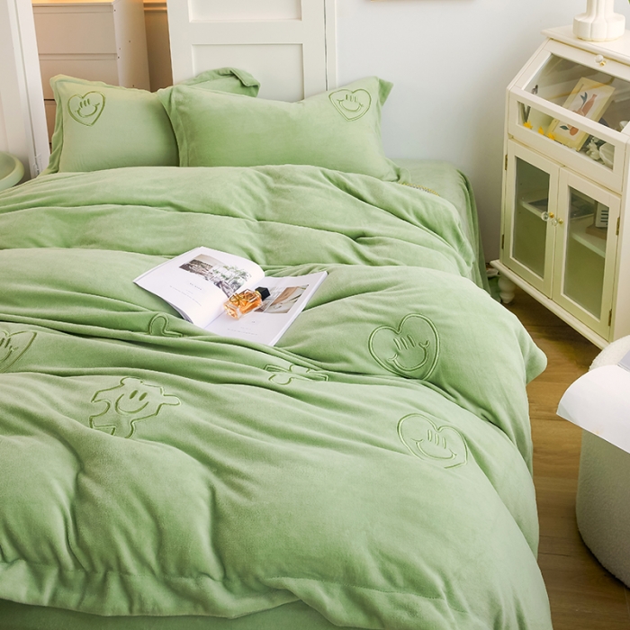 91家纺网 家纺一手货源 找家纺 凡客家居 2022新款牛奶绒立体绣花四件套 星际潮牌-果绿