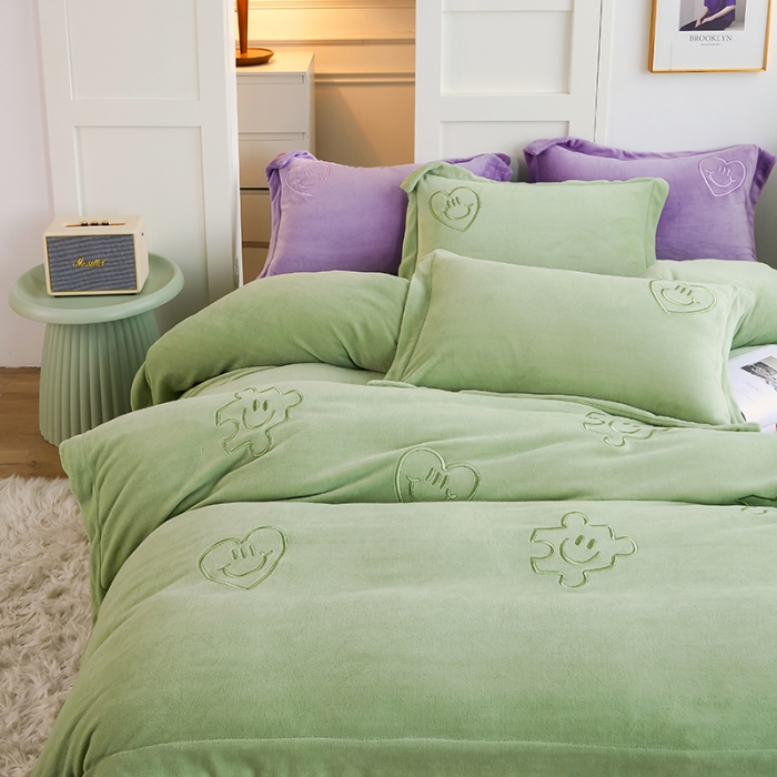 91家纺网 家纺一手货源 找家纺 凡客家居 2022新款牛奶绒立体绣花四件套 星际潮牌-果绿