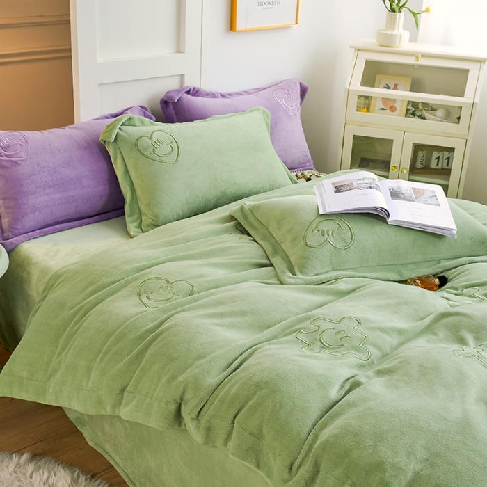 91家纺网 家纺一手货源 找家纺 凡客家居 2022新款牛奶绒立体绣花四件套 星际潮牌-果绿