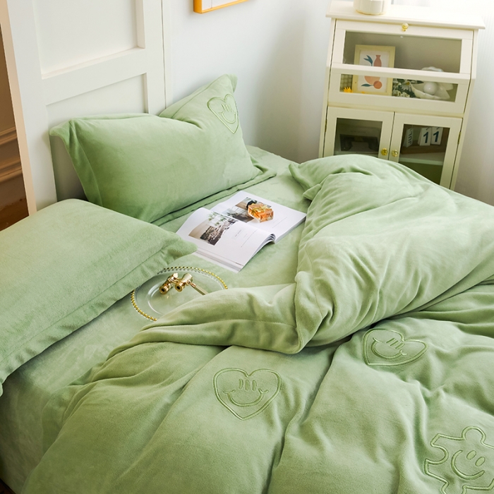 91家纺网 家纺一手货源 找家纺 凡客家居 2022新款牛奶绒立体绣花四件套 星际潮牌-果绿