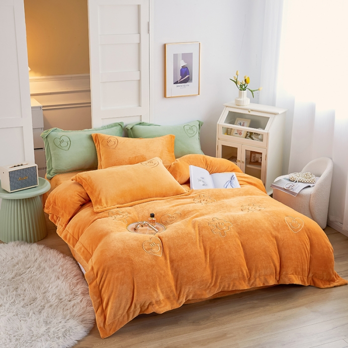 91家纺网 家纺一手货源 找家纺 凡客家居 2022新款牛奶绒立体绣花四件套 星际潮牌-蜜桔橙