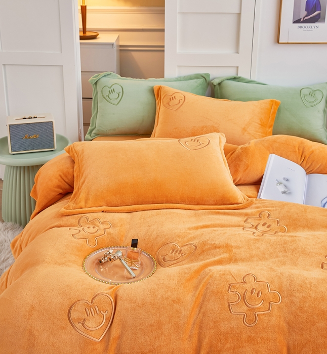 91家纺网 家纺一手货源 找家纺 凡客家居 2022新款牛奶绒立体绣花四件套 星际潮牌-蜜桔橙