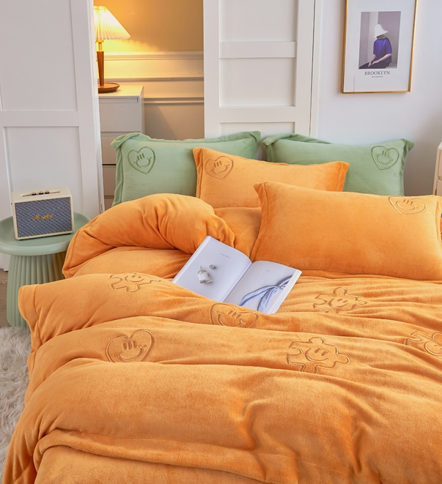 91家纺网 家纺一手货源 找家纺 凡客家居 2022新款牛奶绒立体绣花四件套 星际潮牌-蜜桔橙