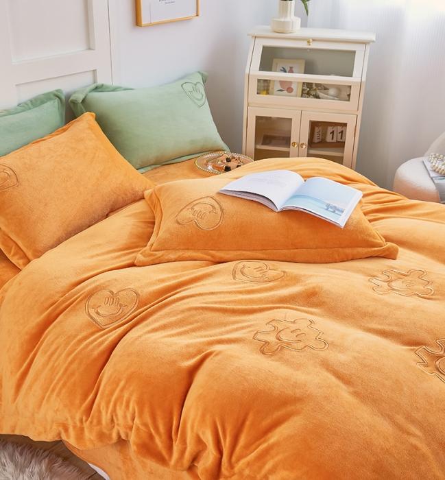 91家纺网 家纺一手货源 找家纺 凡客家居 2022新款牛奶绒立体绣花四件套 星际潮牌-蜜桔橙