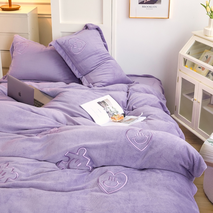 91家纺网 家纺一手货源 找家纺 凡客家居 2022新款牛奶绒立体绣花四件套 星际潮牌-仙紫