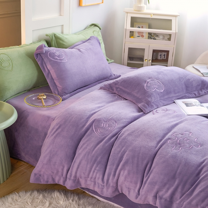 91家纺网 家纺一手货源 找家纺 凡客家居 2022新款牛奶绒立体绣花四件套 星际潮牌-仙紫