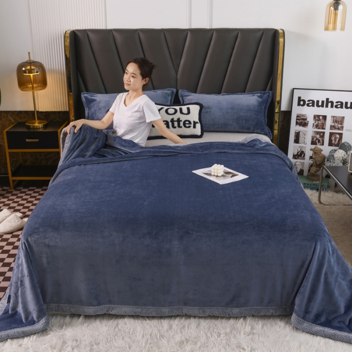 91家纺网 家纺一手货源 找家纺 雅萱  2024新款菠萝格牛奶绒包边毛毯 宾利蓝