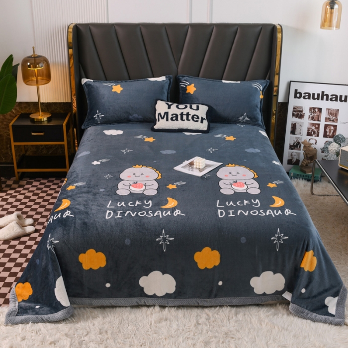 91家纺网 家纺一手货源 找家纺 雅萱  2024新款菠萝格牛奶绒包边毛毯 草莓恐龙