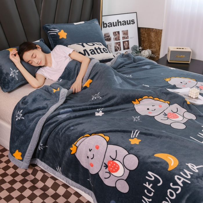 91家纺网 家纺一手货源 找家纺 雅萱  2024新款菠萝格牛奶绒包边毛毯 草莓恐龙