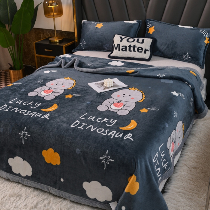 91家纺网 家纺一手货源 找家纺 雅萱  2024新款菠萝格牛奶绒包边毛毯 草莓恐龙