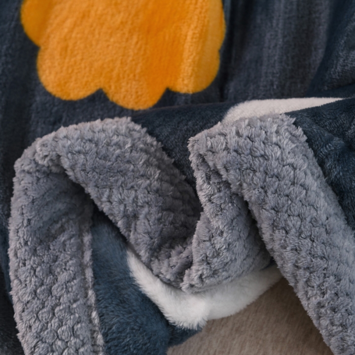 91家纺网 家纺一手货源 找家纺 雅萱  2024新款菠萝格牛奶绒包边毛毯 草莓恐龙