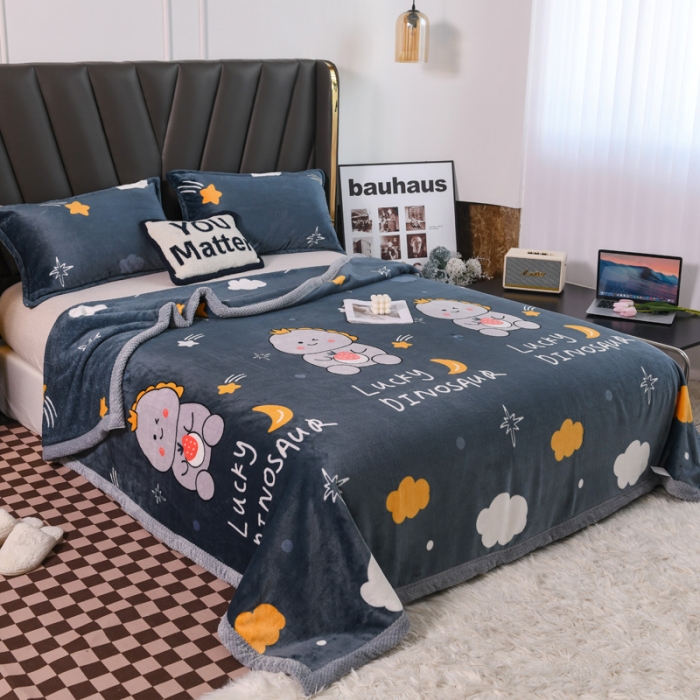 91家纺网 家纺一手货源 找家纺 雅萱  2024新款菠萝格牛奶绒包边毛毯 草莓恐龙