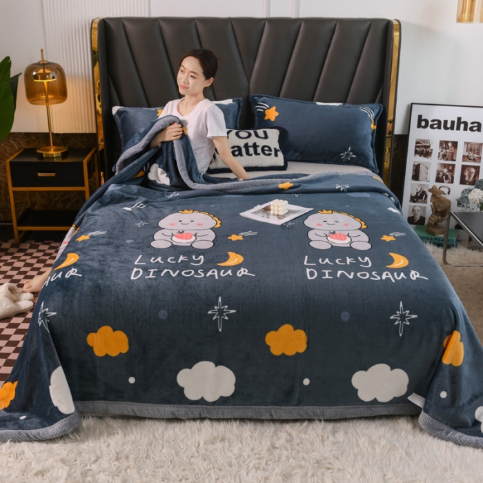 91家纺网 家纺一手货源 找家纺 雅萱  2024新款菠萝格牛奶绒包边毛毯 草莓恐龙