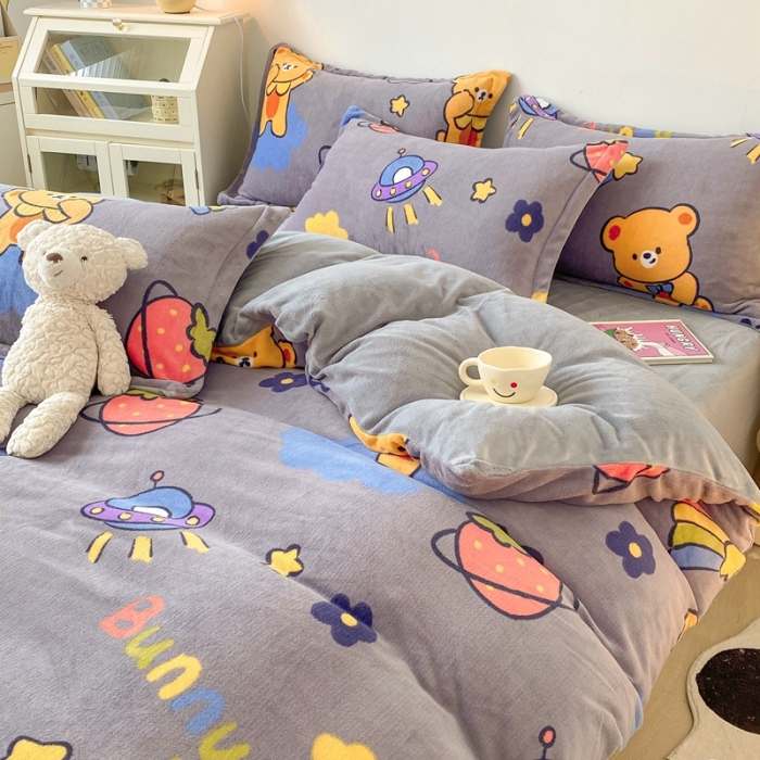 91家纺网 家纺一手货源 找家纺 木堇 2022秋冬新款高克重甜美系列印花牛奶绒四件套 邦尼熊