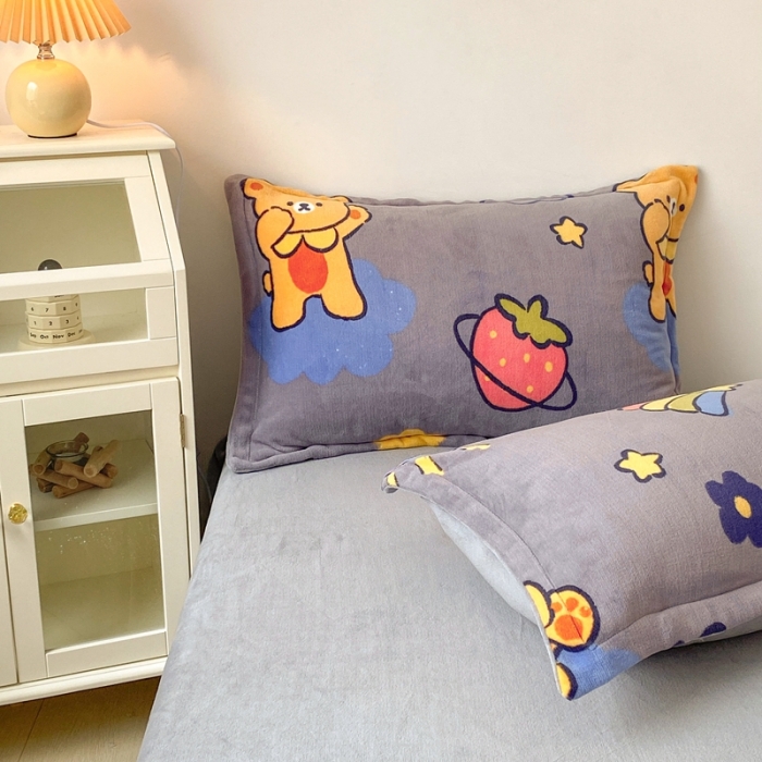 91家纺网 家纺一手货源 找家纺 木堇 2022秋冬新款高克重甜美系列印花牛奶绒四件套 邦尼熊