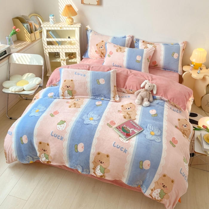 91家纺网 家纺一手货源 找家纺 木堇 2022秋冬新款高克重甜美系列印花牛奶绒四件套草莓小熊