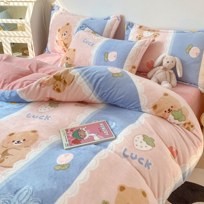 91家纺网 家纺一手货源 找家纺 木堇 2022秋冬新款高克重甜美系列印花牛奶绒四件套草莓小熊