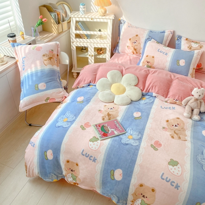 91家纺网 家纺一手货源 找家纺 木堇 2022秋冬新款高克重甜美系列印花牛奶绒四件套草莓小熊