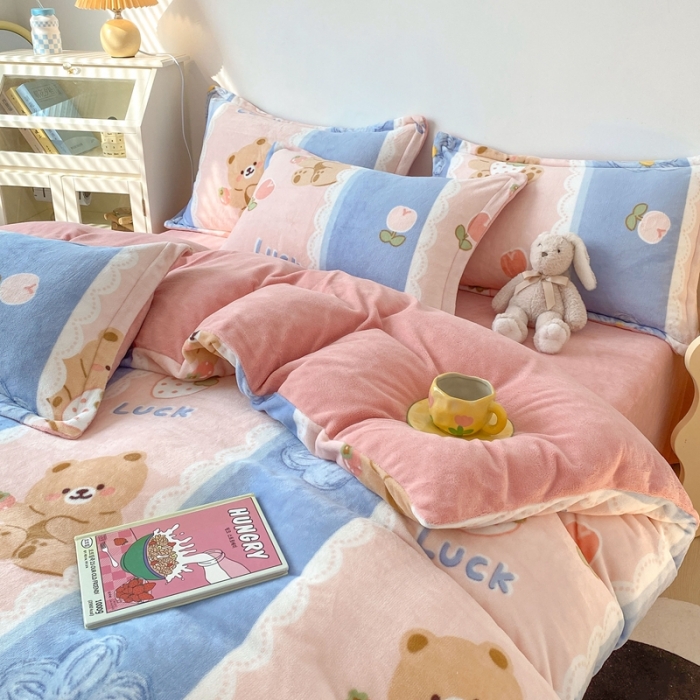 91家纺网 家纺一手货源 找家纺 木堇 2022秋冬新款高克重甜美系列印花牛奶绒四件套草莓小熊