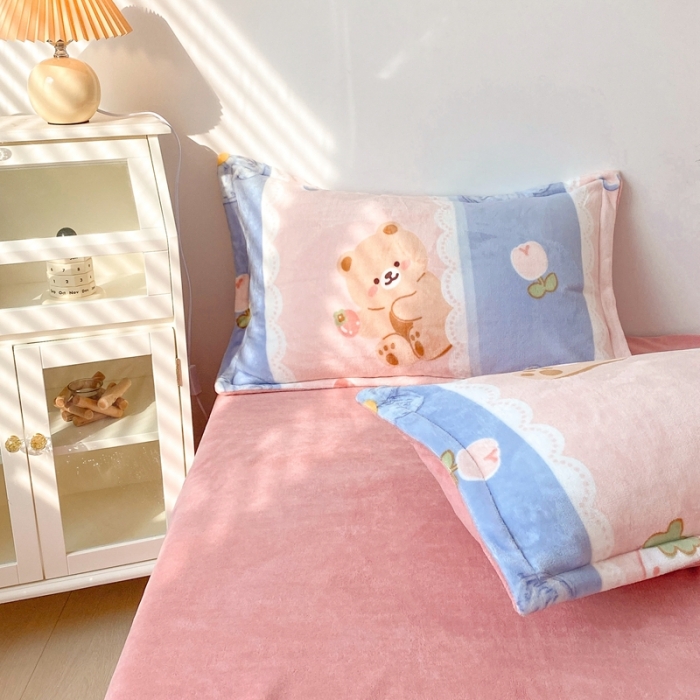 91家纺网 家纺一手货源 找家纺 木堇 2022秋冬新款高克重甜美系列印花牛奶绒四件套草莓小熊