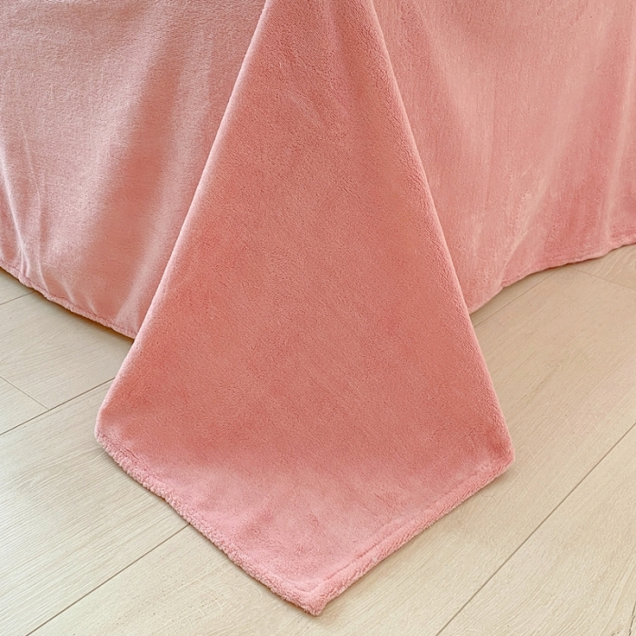 91家纺网 家纺一手货源 找家纺 木堇 2022秋冬新款高克重甜美系列印花牛奶绒四件套草莓小熊