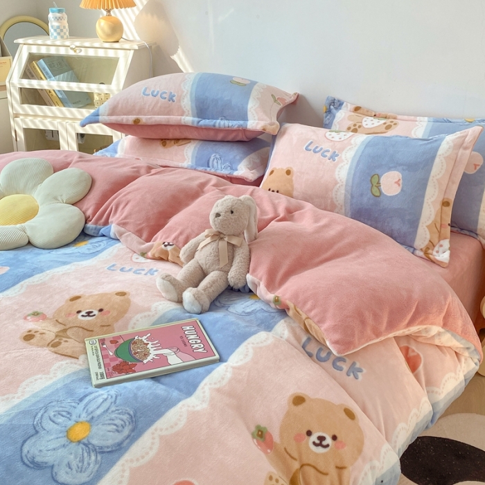 91家纺网 家纺一手货源 找家纺 木堇 2022秋冬新款高克重甜美系列印花牛奶绒四件套草莓小熊